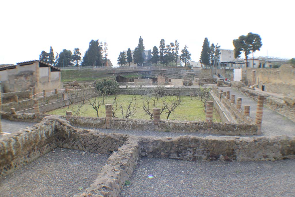 III.1/2 Herculaneum. March 2014. Looking south from III.2 across peristyle garden.
Foto Annette Haug, ERC Grant 681269 DÉCOR.